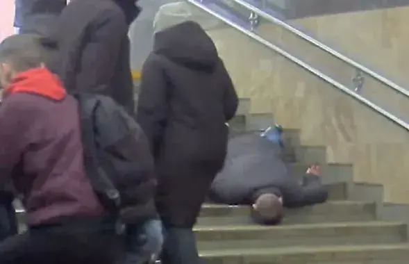 Пацярпелы ў пераходзе станцыі метро / Скрыншот з відэа t.me/police_minsk
