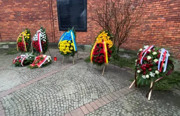Венок от белорусов на месте празднования 160-годовщины восстания Калиновского (Варшава)
