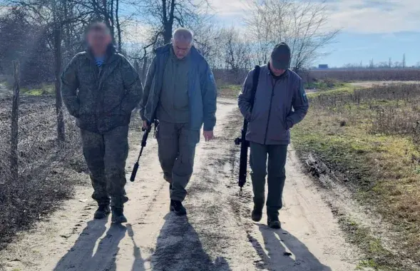 "Кіраўнік Крыма" Сяргей Аксёнаў (у цэнтры) правярае, як паўвостраў гатовы да ўкраінскага контрнаступу /&nbsp;@Aksenov82
