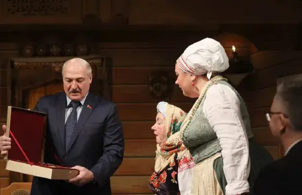 Александр Лукашенко в Купаловском театре / БЕЛТА
