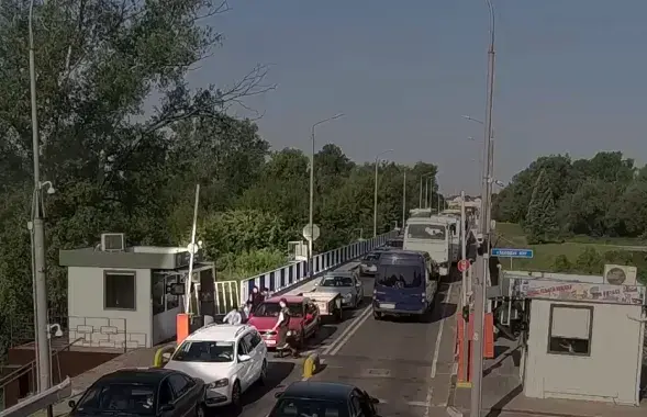 Жанчына з дзецьмі перабягае польска-беларускую мяжу / vk.com/gpkgovby
