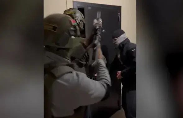 Сілавікі ўрываюцца ў адну з кватэр / Скрыншот з відэа МУС
