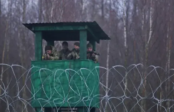 Украінскія вайскоўцы на назіральнай вышцы на мяжы з Беларуссю / t.me/gpkgovby
