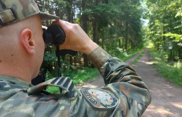 Польский пограничник следит за лесом / https://twitter.com/Straz_Graniczna

