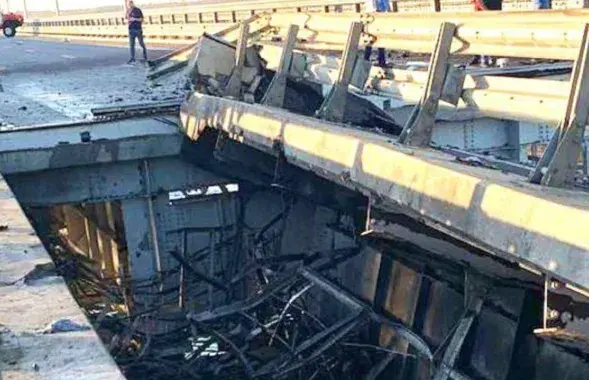 Один из пролетов обвалился / t.me/astrapress/
