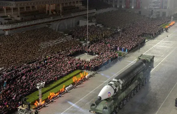 У КНДР есть оружие, но она не может обеспечить себя продовольствием / KCNA via REUTERS&nbsp; 
