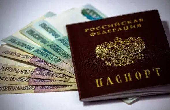 У мужчын з Расіі ў Беларусі правяраюць дакументы / Ілюстрацыйнае фота pixabay.com
