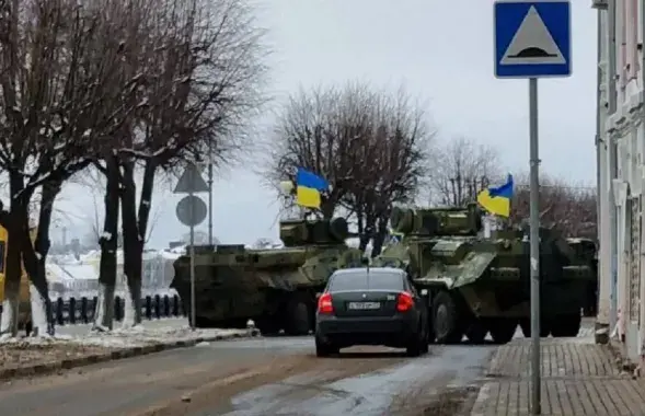Бронетехника с украинскими флагами в российском городе / Telegram
