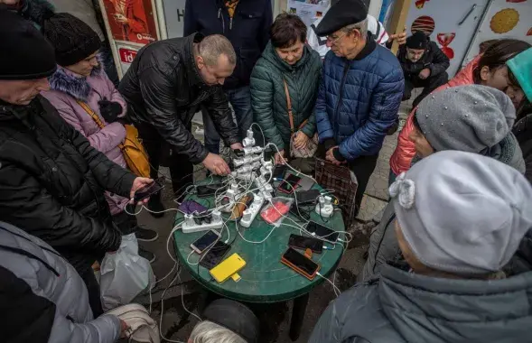 Украінцы падзаражаюць свае тэлефоны / washingtonpost.com
