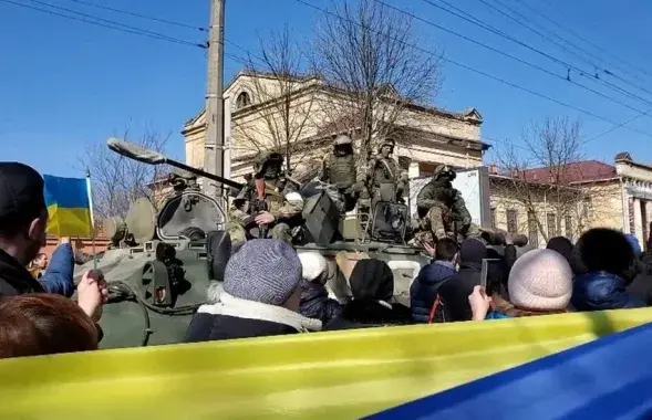 Проукраинский митинг в Херсоне в начале российской оккупации / BBC
