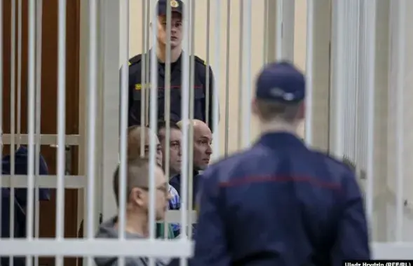 Андрей Втюрин (среди обвиняемых первый справа) / svaboda.org