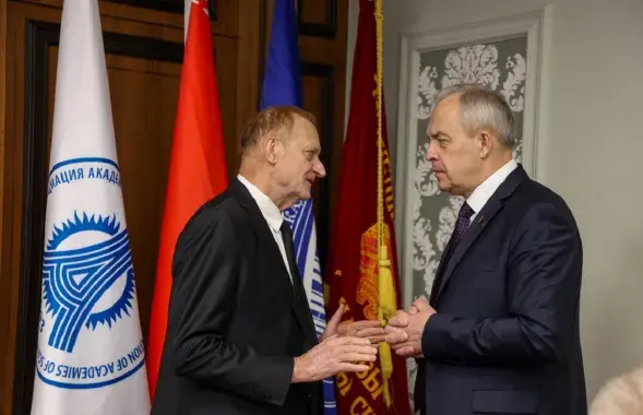 Председатель Президиума НАН Беларуси Владимир Гусаков и глава администрации Лукашенко Игорь Сергеенко / sb.by
