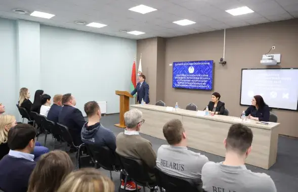 Ігар Марзалюк прамаўляе ў Рэспубліканскім цэнтры алімпійскай падрыхтоўкі па шахматах і шашках / sb.by
