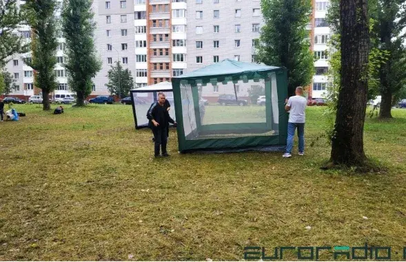 Волонтеры сворачивают лагерь возле тюрьмы на Окрестина / facebook.com/naka.by​