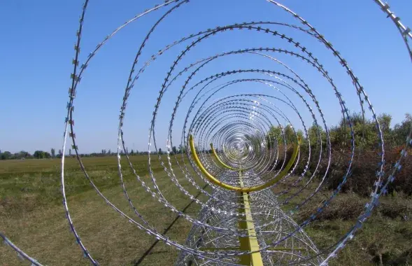 Калючы дрот называецца "канцэрціна", яго краі вострыя як брытва​