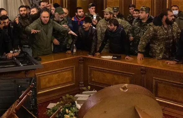 Незадаволеныя пагадненнем жыхары Ерэвана ўварваліся ў будынак парламента​ / Reuters