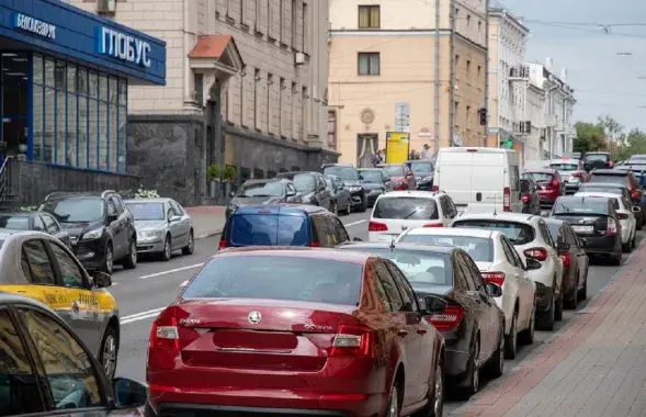 Аўтамабілі ў цэнтры Мінска / З архіву Еўрарадыё
