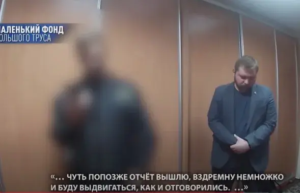Мужчина в кадре с Григорием Азаренком - задержанный в сентябре военный / скриншот видео&nbsp;youtube.com/c/CTVBYvideo
