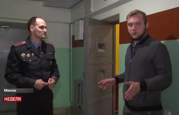 Журналіст СТБ Рыгор Азаронак асабіста азнаёміўся з умовамі ўтрымання на Акрэсціна / СТБ