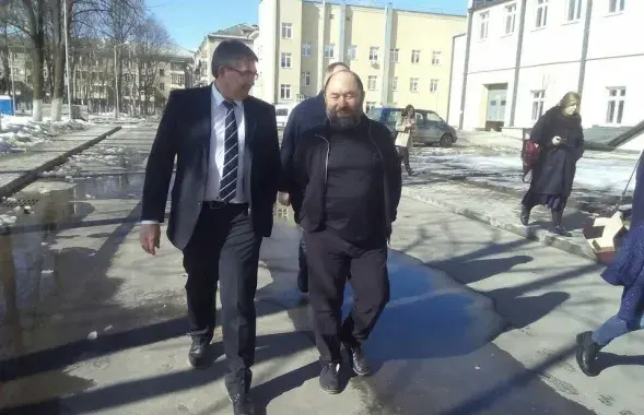 На фото: директор "Беларусьфильма" Владимир Карачевский и режиссёр Тимур Бекмамбетов. Фото: Darya Amelkovich/Facebook
