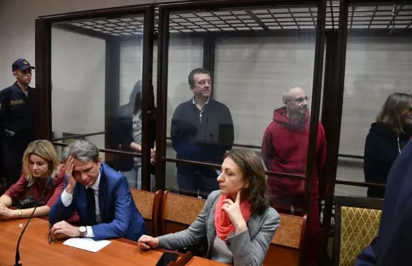 Андрэй Аляксандраў і Дзмітрый Наважылаў у судзе па "справе БелаПАН" / @sputnikby
