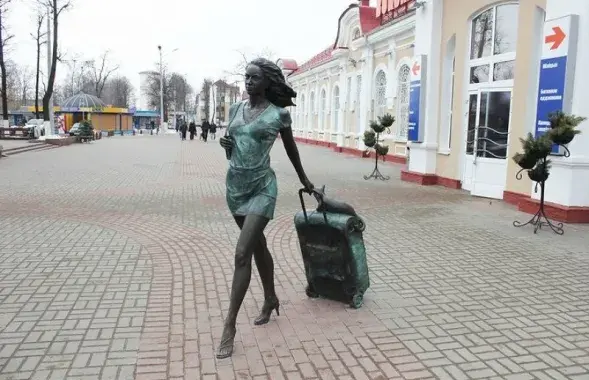 Скульптура "дзяўчына-пасажырка"​ /&nbsp;livejournal.com