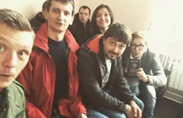 Команда "Белсата" лепит селфи в суде. Фото из Instagram-аккаунта Алексея Минченка.