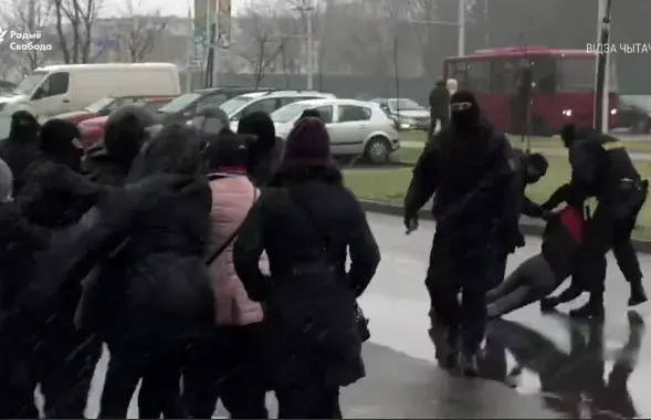Момант, калі хлопец страціў прытомнасць ад удару дубінкай па галаве / кадр з відэа "Радыё Свабода"