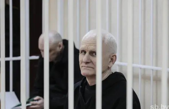 Алесь Бяляцкі і Валянцін Стэфановіч (на заднім плане) на судзе / sb.by
