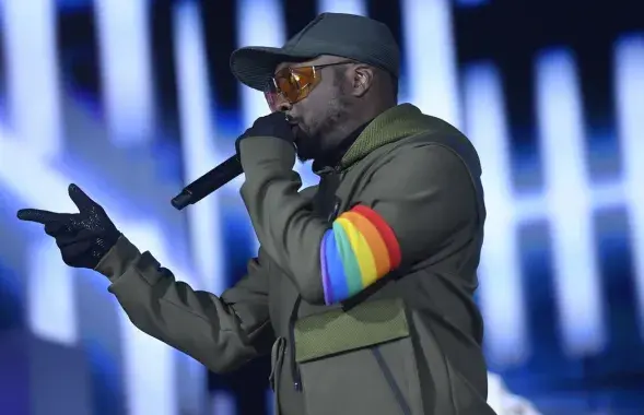 Фронтмен Black Eyed Peas Уильям Адамс (will.i.am) с радужной лентой на концерте в Закопане
