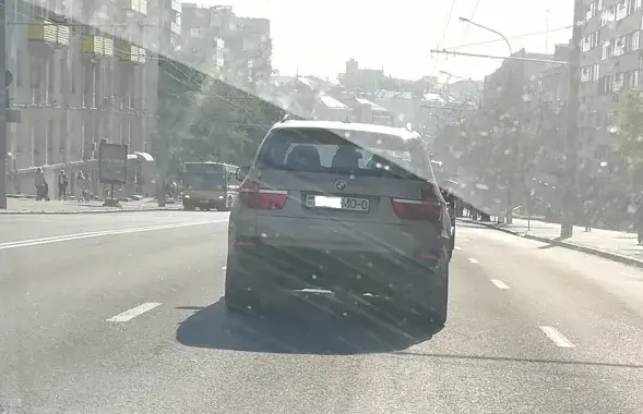 BMW X5 на "армейских" номерах на улице Романовская слобода в Минске. Фото: Еврорадио