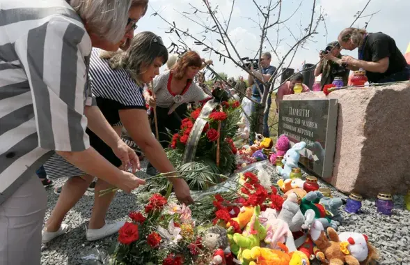 Памятник пассажирам сбитого "Боинга" под Донецком / Reuters