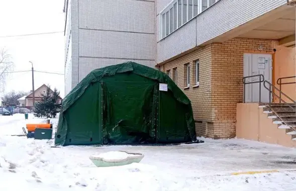 Палатка, дзе можна сагрэцца ў чаканні чаргі да лекара​&nbsp;/&nbsp;dzr.by