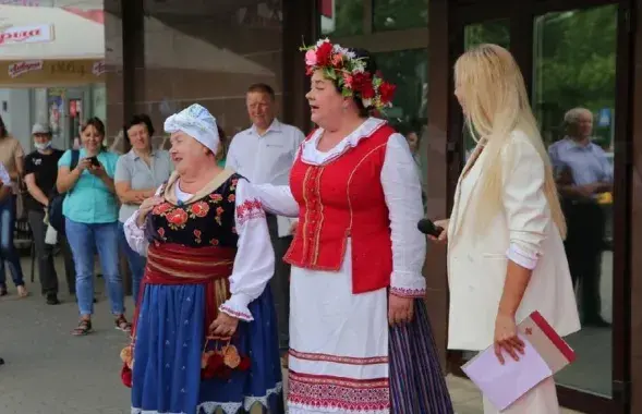 Вольга Няфёдава (у цэнтры з вянком на галаве)
