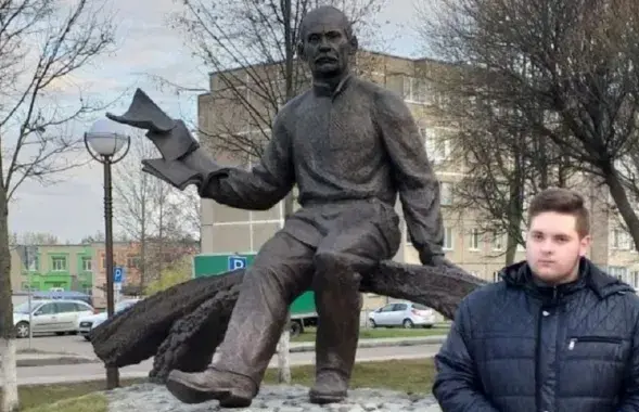 Мікіта Бруй каля помніка Якубу Коласу / spring96.org
