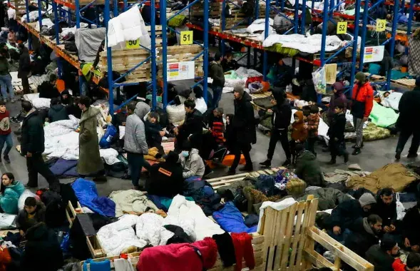 Мигранты в торгово-логистическом центре "Брузги" / Reuters