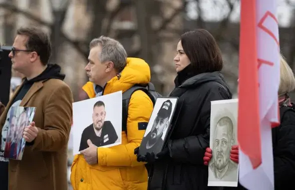 Святлана Ціханоўская трымае партрэт мужа-палітвязня / t.me/tsikhanouskaya

