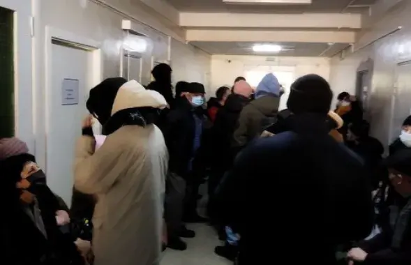 Пацыенты чакаюць сваёй чаргі на прыём у паліклініцы Барысава