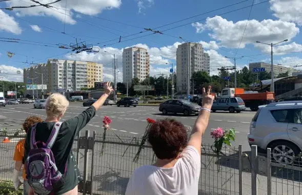 Возложение цветов у метро "Пушкинская" / Еврорадио