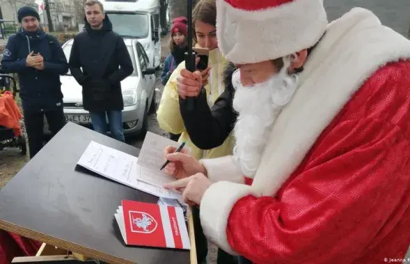 Консул Дзед Мароз на выдачы альтэрнатыўных пашпартоў беларусам у Германіі / DW
