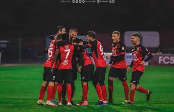 Футболисты "Славии" празднуют забитый гол / vk.com/fcslaviaby​