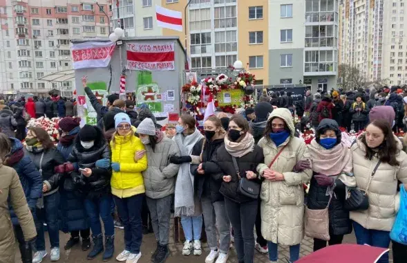 Девушки в сцепке на Площади Перемен / Наша Нива​