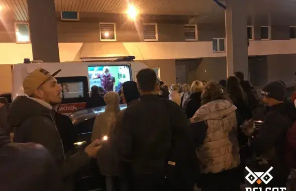 Скорая приехала к ребенку, которому силовики брызнули газом / "Белсат"