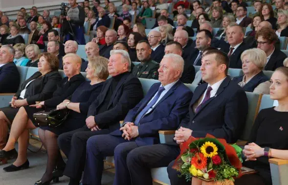 Лідзія Ярмошына сядзіць побач з Ліліяй Ананіч / sb.by
