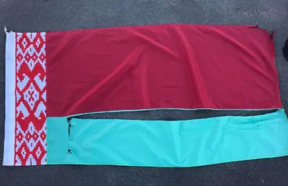 Жыхар Івацэвічаў абвінавачваецца ў глумленні над чырвона-зялёным сцягам. 27-гадовы мужчына ноччу 3 верасня нажом парэзаў чырвона-зялёны сцяг, які вісеў на флагштоку / sk.gov.by