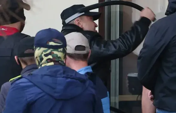 Николай Карпенков аж погнул палку, выбивая стекло в кафе "O'Petit", куда забежали протестующие. Минск, 2020 год / Наталия Федосенко / ТАСС