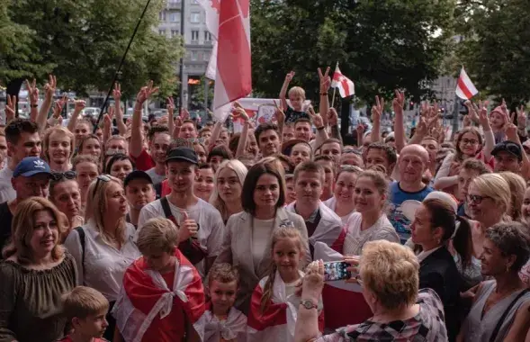 Sviatlana Tsikhanouskaya with Belarusians / twitter.com/franakviacorka