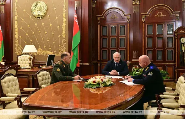 Дмитрий Гора (справа ) на докладе у Александра Лекашенко / БЕЛТА
