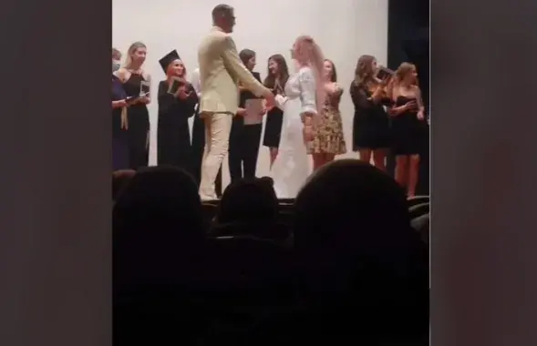 Декан и выпускница / Скриншот с видео​
