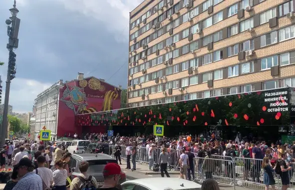 Натоўп на адкрыцці "Смачна і кропка" на месцы першага ў СССР&nbsp;McDonald's&nbsp; / скрыншот з відэа" Новай газеты. Еўропа"